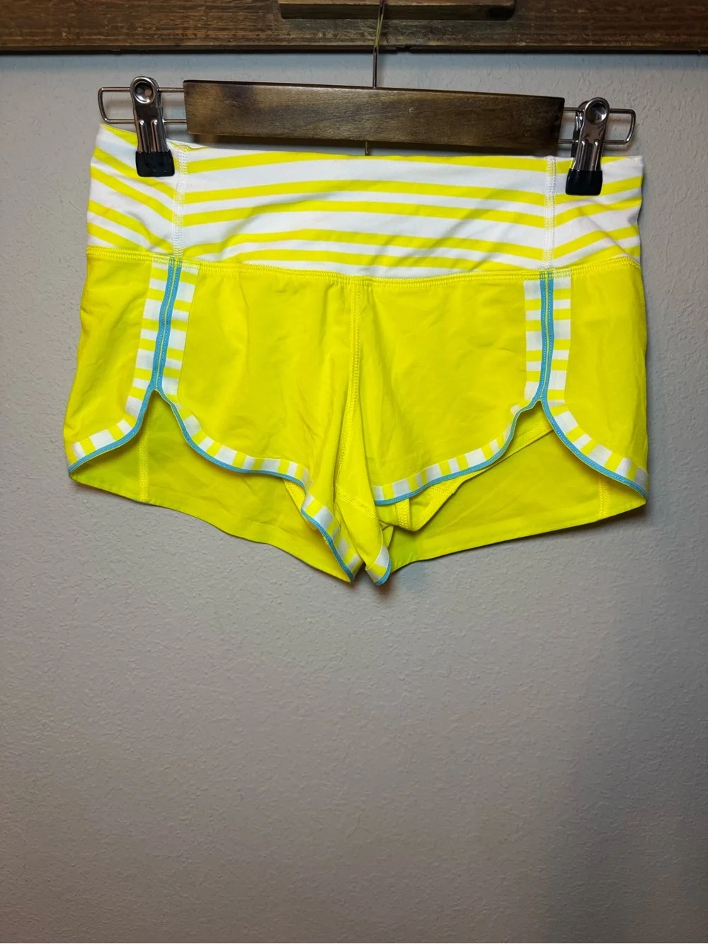 Lululemon Run: Racer ShortSizzle / Twin Stripe Sizzle / White Size 2